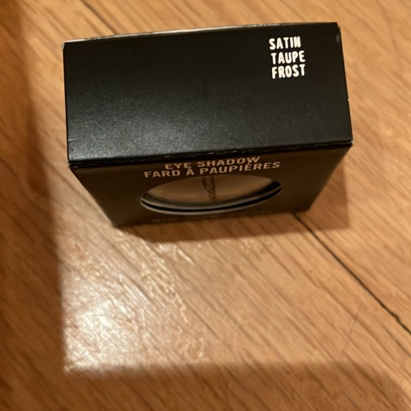 MAC eye shadow- Satin Taupe Frost - Picture 2 of 4